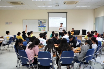 Học Ngành Thương Mại Điện Tử Ra Làm Gì? Hướng Đi Cho Sinh Viên 2025